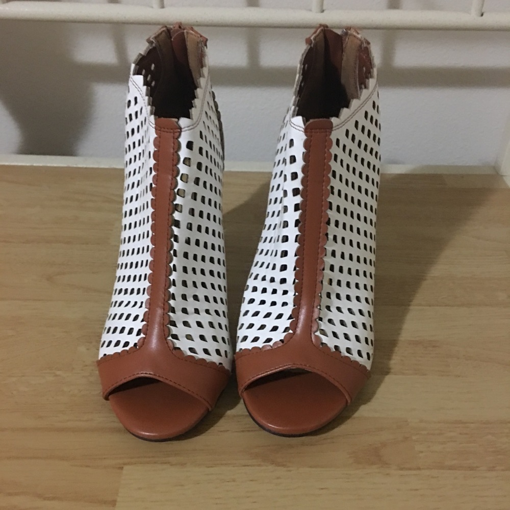 Pierre Dumas size 7 ankle heels